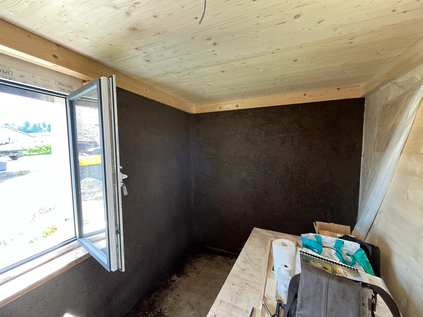 Article 33 : Cloisons et finitions des murs